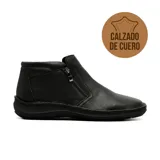 Bota casual de cuero vacuno con textura granulada, diseño de caña baja con cierre lateral y suela plana de goma.