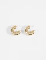 Aros tipo argolla gruesos color dorado.