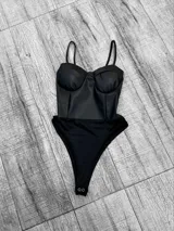 Body negro con breteles finos y copas preformadas.