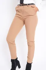 Pantalón de vestir color beige, de corte recto, con bolsillos laterales y cinturón negro.
