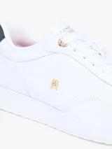 Zapatillas de piel blanca inspiradas en el running, con diseño de corte bajo, cordones, panel azul marino a contraste en el talón y suela de EVA.