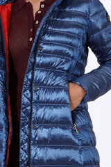 Campera azul metalizado con relleno de plumón sintético y capucha con borde de piel sintética.