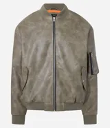 Campera bomber de poliuretano con acabado efecto cuero, cuello redondo, cierre frontal con cremallera, bolsillos delanteros y bolsillo utilitario en la manga. Presenta puños y ruedo elásticos, con forro interior en contraste.