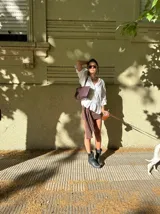 Minifalda ajustada de tejido de punto color marrón oscuro, con detalle de lazo o nudo en el lateral.