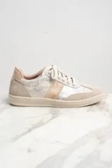 Zapatillas urbanas de cuero color beige con detalles plateados y laterales en cuero color piel de cocodrilo.
