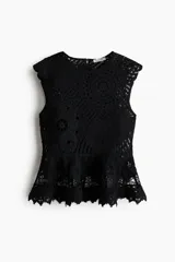 Top negro sin mangas de punto estilo crochet, con cuello redondo, cierre oculto en la espalda y diseño de peplum acampanado con ribetes festoneados.