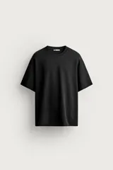 Remera blanca de corte relajado, con cuello redondo y mangas cortas.