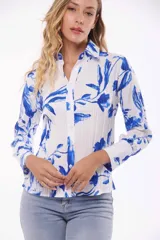 Camisa blanca con estampado floral azul, de corte clásico, cuello camisero y mangas largas.