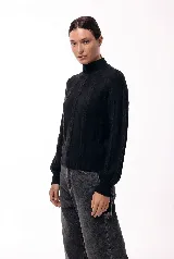 Polera de cuello alto con diseño de trenzas verticales en tejido de punto suave, de manga larga con puños ajustados.