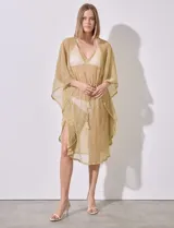 Kaftan dorado con brillo, de manga corta amplia y escote en V. Posee jareta interna ajustable en la cintura y tajo lateral.