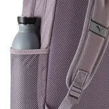 Mochila Puma Buzz color lila con base negra y logo de la marca en relieve. Cuenta con dos compartimentos con cierre, bolsillo frontal con cierre, bolsillos laterales de malla y correas acolchadas ajustables.
