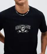 Remera de algodón color negro con cuello redondo y manga corta. Presenta un estampado frontal en color blanco con el diseño de Jack Skellington y el texto Nightmare.