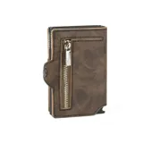 Billetera compacta de cuero con doble compartimento de aluminio para tarjetas, sistema de deslizamiento y bolsillo exterior con cierre.