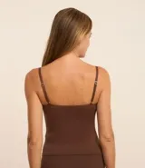 Camiseta marrón de breteles finos ajustables, corte ajustado al cuerpo y tejido de poliamida texturizada sin costuras.