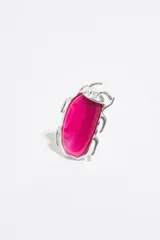 Anillo plateado con forma de escarabajo y ágata natural rosa.