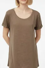 Remera de manga corta color blanco con cuello redondo y dobladillo redondeado.