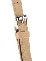 Bandolera Terrano rectangular de color dorado, con tapa frontal amplia, correa larga regulable con hebilla y detalles metálicos plateados.