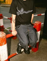 Remera negra de algodón con estampa plastisol de alta calidad.