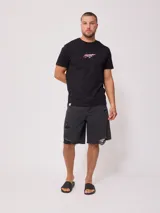 Bermuda de jean celeste con roturas y terminación desflecada.