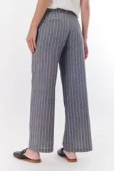 Pantalón de vestir marrón claro con finas rayas verticales blancas, de corte recto y relajado.