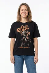 Remera negra de manga corta con estampa frontal de Jessie de Toy Story montando a Perdigón, con la frase Yee Haw y Horsin' Around en tonos cobrizos.