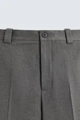 Pantalón de corte wide fit confeccionado en tejido fluido con viscosa. Presenta bolsillos delanteros, bolsillos traseros de vivo, cierre frontal con cremallera y botón, y trabillas para cinturón.
