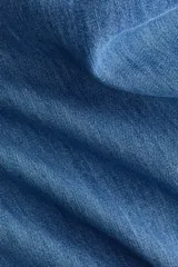Pantalón tobillero de corte holgado en denim de algodón rígido, con cintura elástica con cordón de ajuste, bolsillos laterales discretos y piernas globo con elástico en los tobillos.