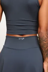Musculosa deportiva de cuello redondo, confeccionada en poliamida texturizada con calce ajustado al cuerpo y forro frontal para mayor sujeción.