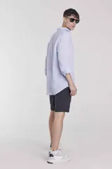 Camisa celeste de lino, de corte clásico, manga larga y cuello italiano.
