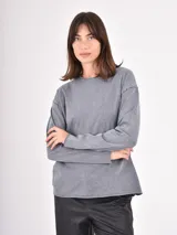 Remera de manga larga con efecto lavado, cuello redondo y bordes sin costura. Presenta un corte holgado y relajado.