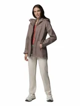Campera impermeable Columbia modelo Hikebound II, color marrón topo, con tecnología Omni-Tech, capucha ajustable, cierre frontal con solapa, cintura ajustable con cordón y bolsillos laterales con cierre.