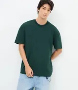 Remera básica de corte relajado, confeccionada en algodón, con cuello redondo y manga corta. Diseño liso sin estampados.