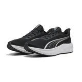 Championes Puma modelo Dasher Lite, color negro con entresuela blanca y detalles plateados. Cuenta con capellada de malla transpirable y tecnologías PUMALITE, SOFTFOAM+ e IMEVA para mayor amortiguación y confort.
