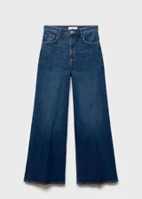 Jeans wide leg de tiro alto en color azul clásico, con diseño de cinco bolsillos, trabillas para cinturón y cierre frontal con cremallera y botón.
