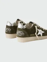 Championes Golden Goose modelo Ball Star, color verde militar de gamuza con estrella plateada y detalles en cuero blanco.