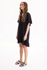 Vestido corto negro de viscosa, con escote en V, mangas cortas y volado en el ruedo.