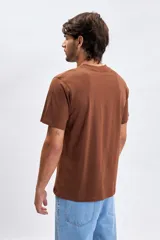 Remera de manga corta color marrón con cuello redondo y estampa frontal con el texto Hollywood Boulevard.