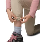 Pantalón de senderismo color beige, con tecnología Omni-Shield y Omni-Shade. Presenta rodillas articuladas, bolsillos funcionales y puños ajustables con broches a presión.