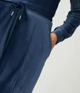 Conjunto de pijama largo de plush azul oscuro, compuesto por una blusa de manga larga con cuello redondo y bordado de lettering en blanco, y un pantalón largo de corte recto.