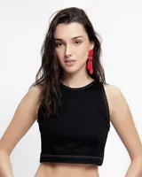 Top corto negro de cuello redondo y corte tipo halter, confeccionado en gabardina de algodón. Presenta costuras a la vista en color blanco, pinzas delanteras para mayor ajuste y cierre lateral.