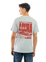 Remera de manga corta y cuello redondo, color gris oscuro o carbón, con un estampado circular blanco en el pecho que contiene texto y un logo.
