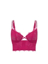 Bralette de encaje color fucsia, con aros, diseño largo estilo longline, escote pronunciado en V y tirantes brillantes con logo de pedrería.