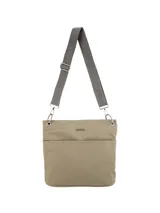 Bandolera de diseño funcional en color beige, con bolsillo frontal y cierre principal metálico. Incluye correa ajustable con logo de la marca y herrajes plateados.