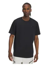Remera deportiva de manga corta Under Armour color negro, confeccionada en mezcla de algodón y poliéster, con cuello redondo acanalado y logo bordado en el pecho.