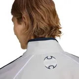 Campera deportiva Adidas Teamgeist de color gris claro con inserciones en azul marino en los costados y las clásicas tres tiras de la marca sobre las mangas. Cuenta con cuello alto, cierre frontal completo y puños elásticos.
