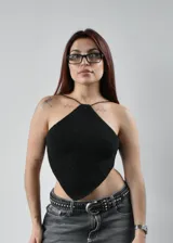 Top de crochet color negro con diseño de cuello halter y espalda descubierta, confeccionado artesanalmente.