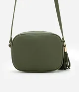 Cartera bandolera Satinato pequeña color taupe, de forma rectangular con esquinas redondeadas. Cuenta con cierre superior de cremallera, correa ajustable larga y detalle colgante de borla de flecos con herrajes dorados en el lateral.