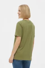 Remera marrón de manga corta y cuello redondo, de corte holgado, con estampado frontal alusivo a frutos del mar y texto "fruits de mer".