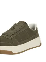 Zapatillas Tommy Jeans de corte bajo confeccionadas en ante de color verde militar, con suela chunky de goma blanca y detalle marrón en la suela inferior, cordones tono sobre tono y talón en contraste.