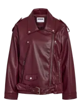 Campera biker de Noisy May en color bordó, confeccionada en cuero sintético. Presenta cierre frontal asimétrico, bolsillos laterales con cierre, bolsillo pequeño con solapa y botón a presión, y cinturón ajustable en la cintura con hebilla metálica. Incluye detalles de charreteras en los hombros.